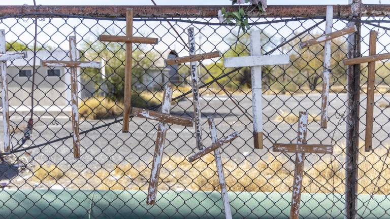 $!Las cruces de los 70 trabajadores de Altos Hornos de México que han muerto desde el cierre de la acerera, recuerdan que murieron sin ver sus finiquitos.