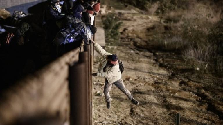 $!Niña migrante cae al intentar cruzar muro fronterizo con EU