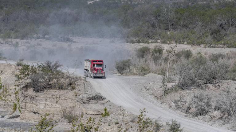 $!A pesar de que la Conagua asegura que ya nadie tiene permitidola extracción de material pétreo, en el río San Rodrigo se siguen viendo camiones que cargan material.