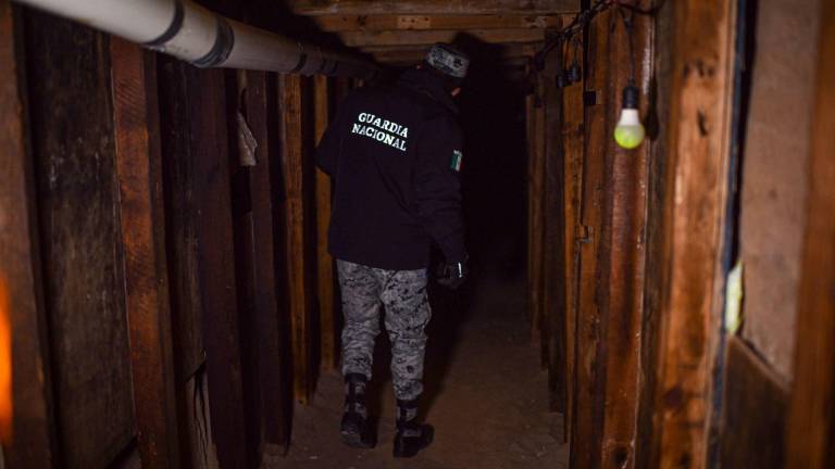 Personal de la Guardia Nacional (GN) resguardan la entrada principal al túnel clandestino que conectaba Ciudad Juárez con El Paso, Texas, el cual era presuntamente utilizados para el tráfico de migrantes y droga. FOTO: CUARTOSCURO.