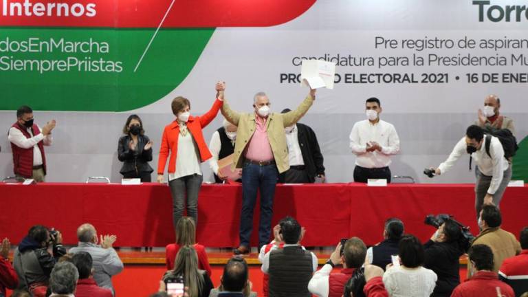 $!Román Alberto Cepeda registra su precandidatura por la presidencia de Torreón