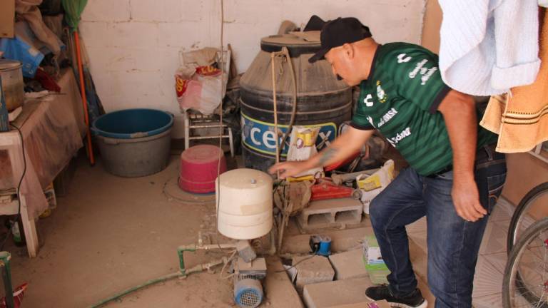 $!En la casa de Manuel de Jesús Hernández, en el ejido La Esperanza, en Matamoros, decidieron instalar un hidroneumático y un presurizador para almacenar agua en los días que no hay.