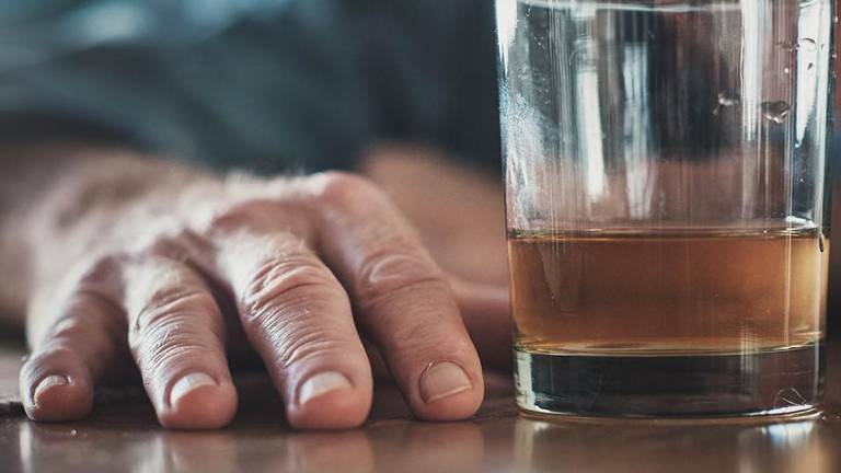 Especialistas en salud explican por qué el consumo de alcohol después de los 60 años puede causar daños más profundos en el cuerpo.