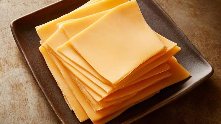 Un estudio de la Profeco expuso cuál es el queso amarillo más ‘gacho’, un producto que ni siquiera puede considerarse queso por su bajo aporte de proteína, uso de almidón y grasa vegetal.