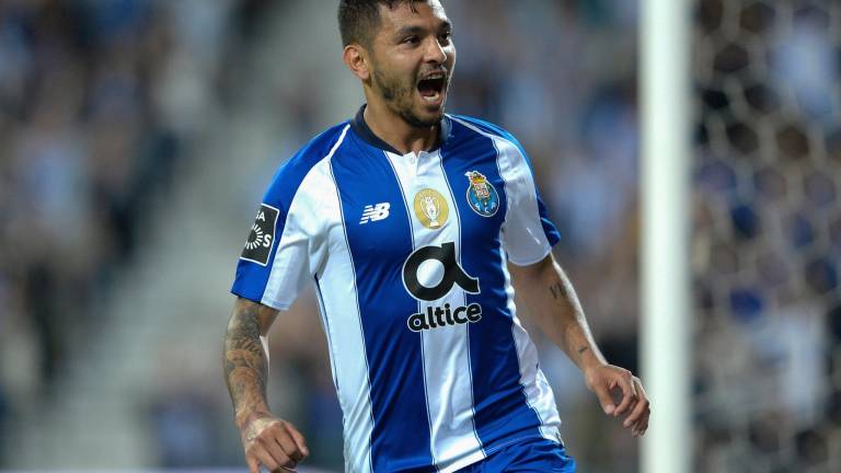 $!'Tecatito' Corona regresa a la senda del gol y contribuye a la goleada del Porto ante el Desportivo Aves