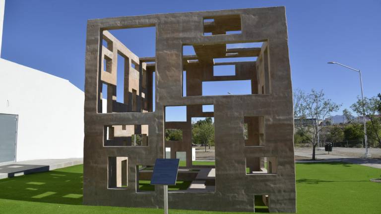 $!La escultura del Centro de Cultura Científica es el ejemplo de la falta de planeación: se inició en 500 mil pesos y después subió su costo a un millón de pesos.