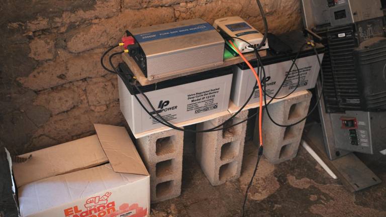 $!Las baterías para entregaron para 15 familias de Tuxtepec pudiera tener luz en sus casas