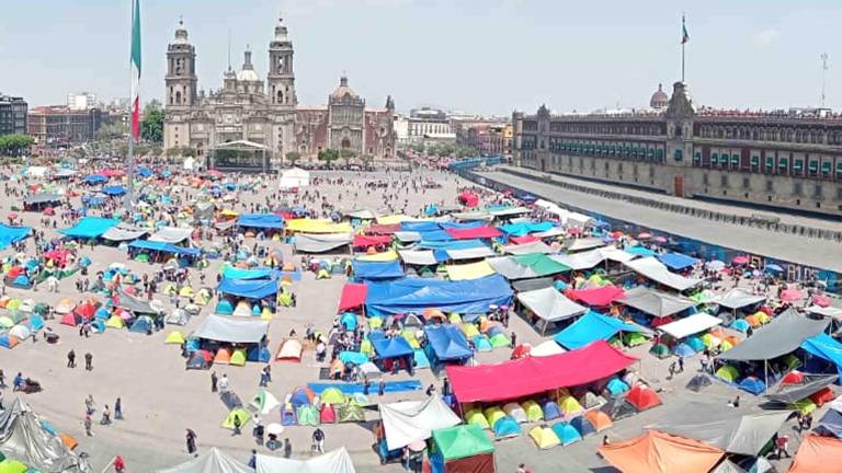 Los integrantes de la CNTE instalaron un campamento en las inmediaciones del Zócalo capitalino.