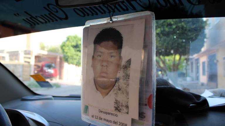 $!El rostro de su hijo desaparecido acompaña siempre los viajes de José Salas como taxista.