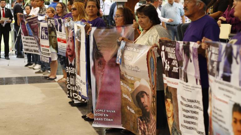 $!Familias muestran las lonas con los rostros de sus seres queridos desaparecidos durante la disculpa pública del gobierno estatal y federal por lo ocurrido en Allende, Coahuila.
