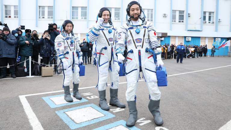 $!Los miembros de la tripulación el astronauta de Roscosmos Alexander Misurkin (c), Yusaku Maezawa (i ) y Yozo Hirano (d). EFE/EPA/ROSCOSMOS PRESS