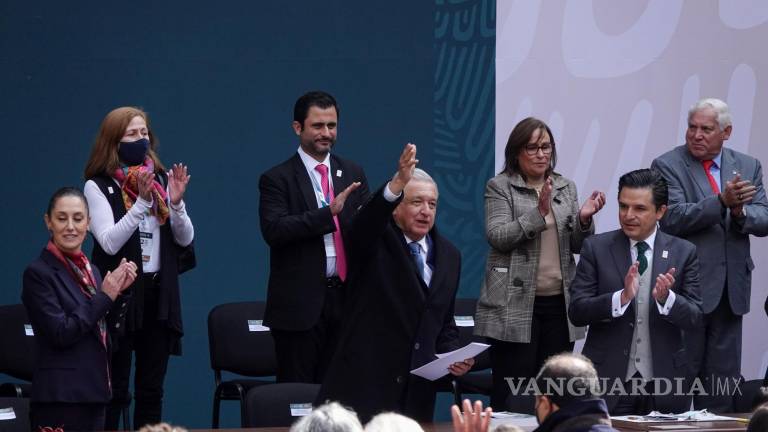 Promete López Obrador subir salario mínimo para 2022 en asamblea del IMSS