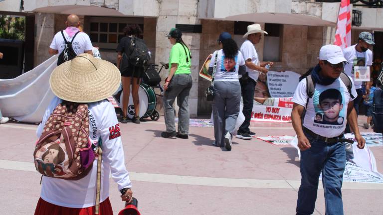 $!﻿En la plaza de Armas de Torreón, las familias de personas desaparecidas realizaron actos de visibilización.