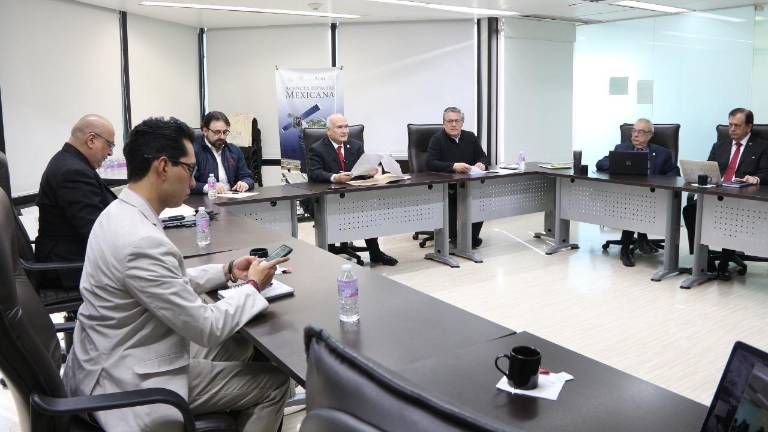 $!Los académicos, estudiantes e investigadores, invierten para estar presentes en congresos y competencias fuera de México.