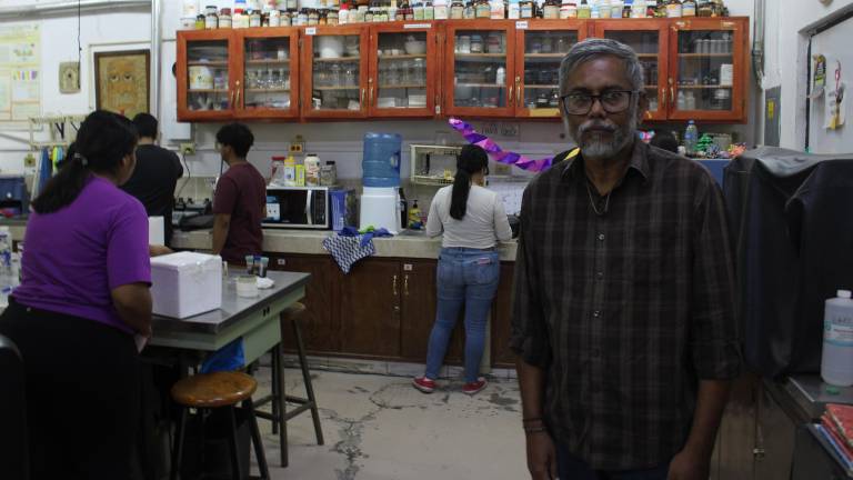 $!En el laboratorio de Biorremediación, estudiantes realizan diversas investigaciones con la finalidad de incidir en la mejora del medio ambiente.