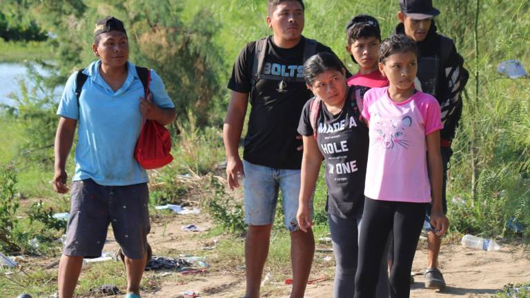 $!Un grupo de migrantes venezolanos llegan al borde del río Bravo del lado de Piedras Negras, mientras miran que el ‘sueño’ está a unos metros.