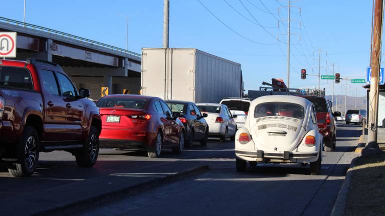 $!Ciclovía en el cruce de los bulevares Fundadores y Luis Donaldo Colosio es utilizada como carril vehicular.