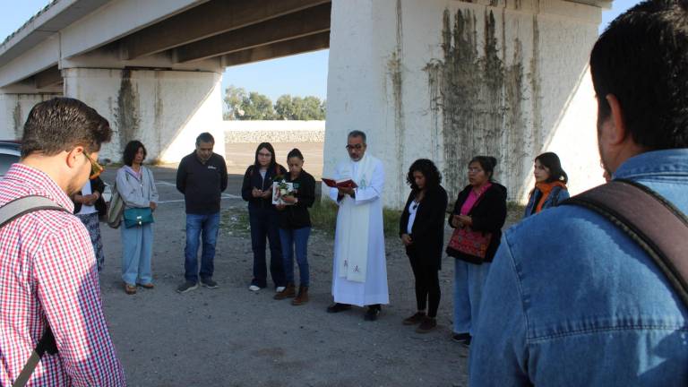 $!“Cosme, presente”. “Ahora y siempre”. Los asistentes a la ceremonia católica realizada bajo el Puente Plateado, el 16 de octubre, oraron por el adolescente.