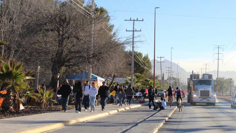 $!La ciclovía en su tramo bulevar Fundadores es utilizada como estacionamiento o paso peatonal. Ciclistas transitan entre carros particulares y de carga.