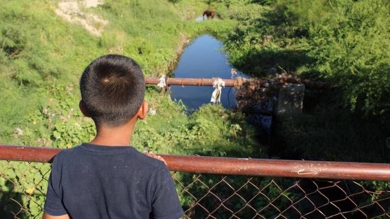 $!Las aguas negras de Sabinas desembocan en el arroyo Aguililla, cercano a la población de Sabinas donde juegan niños y niñas.