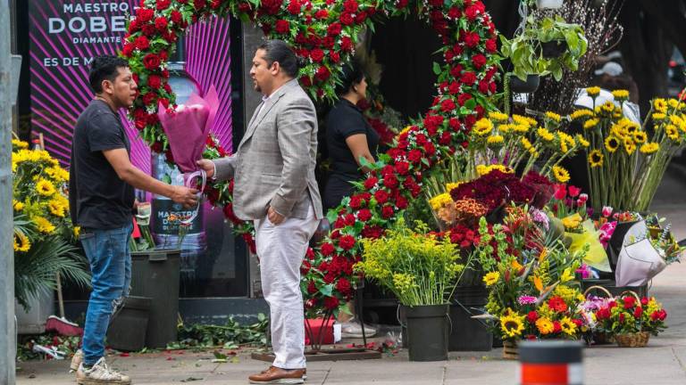 Pese al repunte de la inflación en los últimos tres meses, los mexicanos no escatiman para comprar regalos y flores para celebrar el Día de San Valentín.