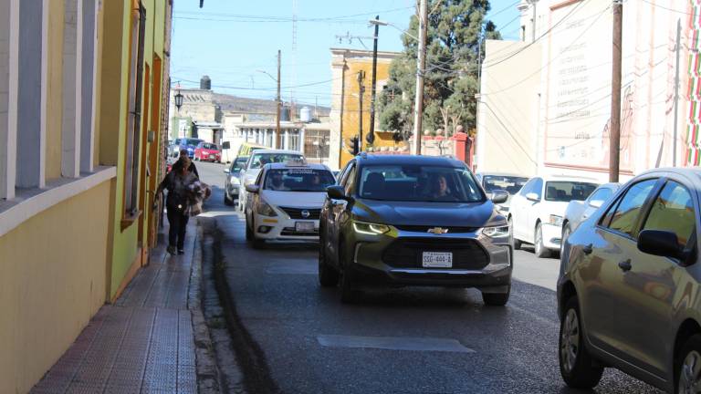 $!Banquetas angostas. Espacio privilegiado para autos en la calle Ramos Arizpe en el Centro de Saltillo.