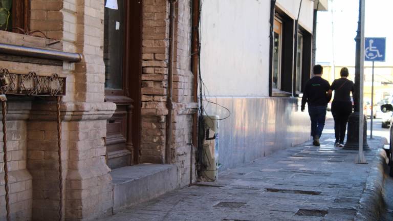 $!Banquetas deterioradas en la calle Juárez a un costado del Palacio de Gobierno.