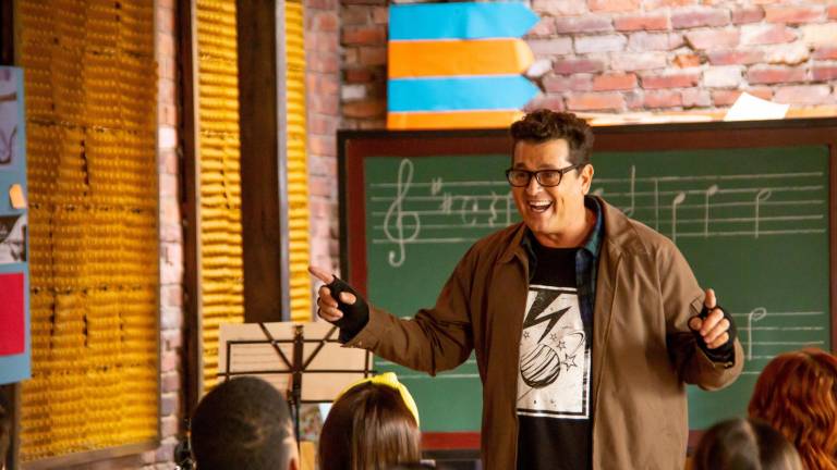 $!El cantante colombiano Carlos Vives en el papel del profesor de música Amaranto Molina, durante el rodaje de la serie El club de los graves. EFE/Disney+