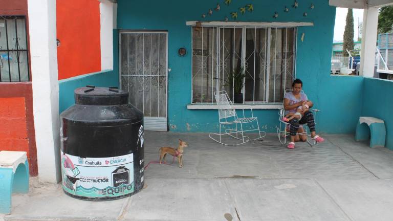 $!Habitantes de ejidos y comunidades de La Laguna se equipan con tinacos y tinas para llenarlas de agua cada que el Gobierno local o la Conagua les lleva una pipa.