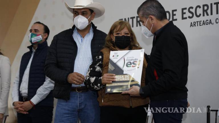 Entregan más de 200 escrituras a familias de la región sureste de Coahuila