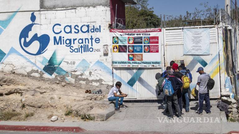 Casa del Migrante de Saltillo excede su capacidad; grupos de migrantes tienen que dormir a las afueras
