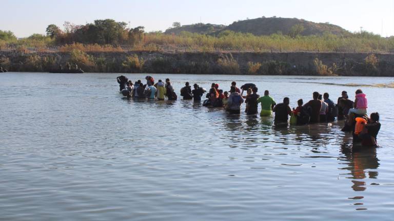 $!﻿Miles de migrantes venezolanos llegaron a la frontera de Piedras Negras para buscar pedir asilo. En la imagen, un grupo de más de 40 migrantes cruzan el río Bravo para internarse en suelo estadounidense.