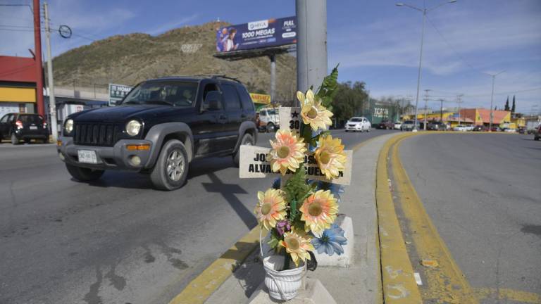 $!Algunas de estas vialidades lucen como pequeños cementerios donde las familias han dejado plasmado el recuerdo de sus muertos.