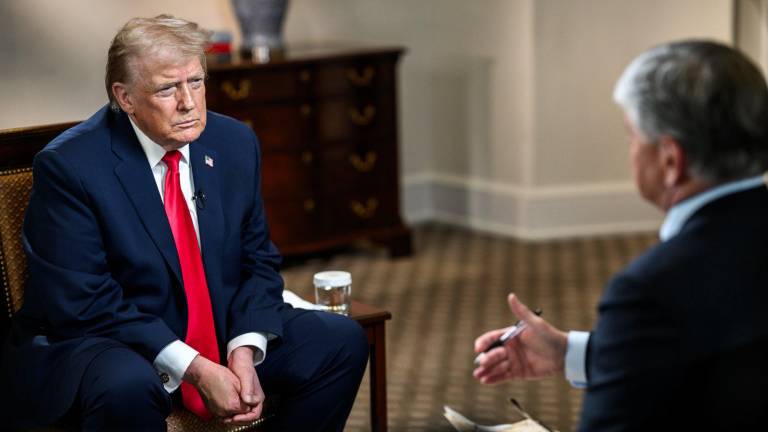 Fotografía difundida en la cuenta en X @WhiteHouse de La Casa Blanca del presidente de Estados Unidos, Donald Trump, durante una entrevista con el periodista Sean Hannity este jueves, en Washington.