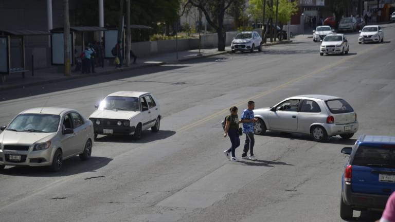 $!El “carrocentrismo” le ha restado oportunidad de vida a los peatones. En Saltillo es común ver escenas en donde la gente apresura el paso y sortea su paso entre los vehículos, incluso en lugares donde tienen derecho de paso. Mientras tanto, los conductos de autos particulares, que están al fondo de la pirámide de movilidad, se adueñan de las vialidades.