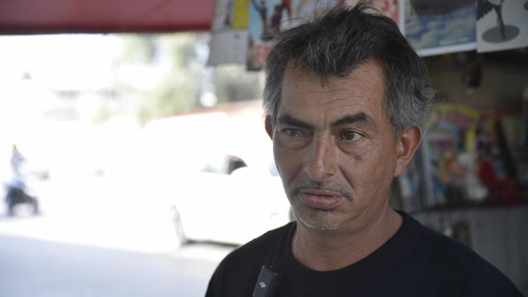 $!Luis Alberto Zapata tiene años vendiendo golosinas y revistas en este cruce, y ha tenido que auxiliar a personas que se quedan tendidas en el asfalto atropelladas tanto por automóviles como por combis