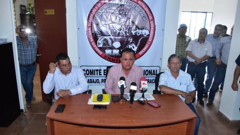 $!A la derecha el líder sindical Ismael Mejía Escalante, considera que la empresa sigue siendo rentable, aunque nunca se imaginó que la situación llegaría al nivel que se encuentra ahora.