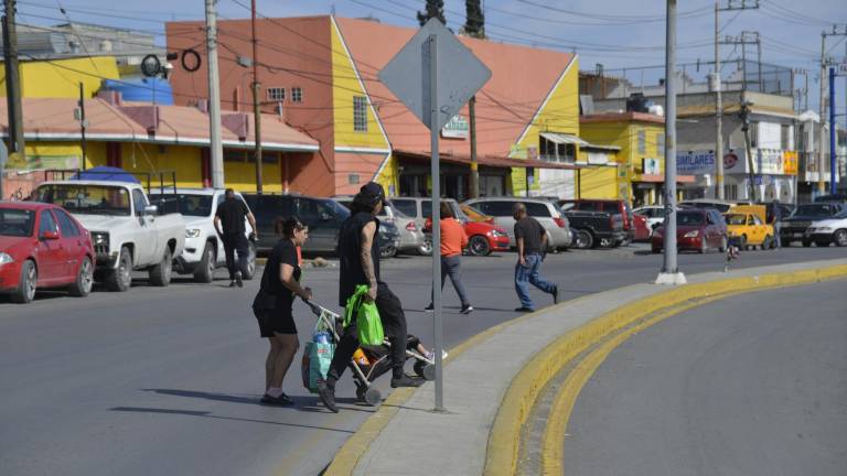 $!“En este cruce no se respetan canas, ni faldas ni nada. Es una problemática de todos los días para cruzar la tienda”, dice el propietario de la Farmacia Zamora que también ha fungido como ayudante de los paramédicos que han atendido los siniestros.