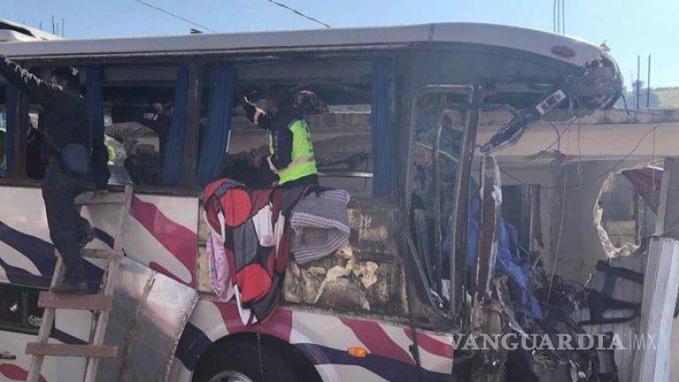 Reportan 19 muertos y 30 heridos tras choque de autobús contra casa en Edomex (video)