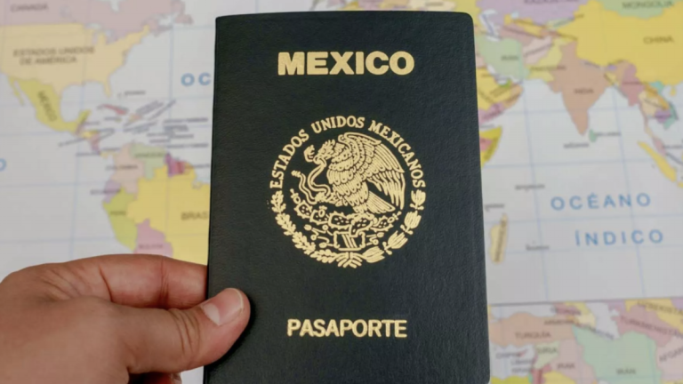 Para tramitar tu pasaporte mexicano, con el fin de desear viajar al extranjero y asegurarte que la solicitud sea exitosa, es importante reunir todos los documentos necesarios.