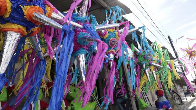 Mujer rompe piñata a patadas en posada y celebración sale mal.