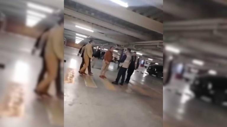 Ariel Juárez Rodríguez renunció a la Junta de Caminos del Edomex, luego de que fuera captado en estado de ebriedad en una plaza comercial de Metepec, durante una pelea al diputado federal del PT, Wblester Santiago Pineda.