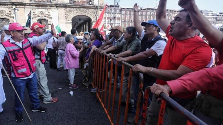 López Obrador deslindó de responsabilidad a las autoridades gubernamentales estatales y federales sobre haber colocado vallas metálicas para prohibir el ingreso.