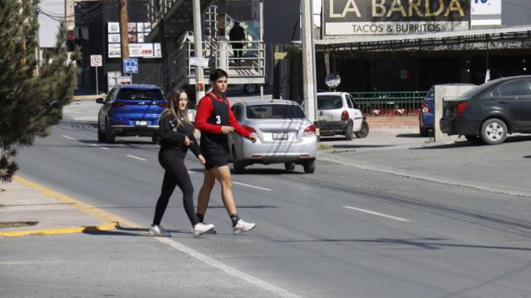 $!Al norte de la ciudad, sobre el bulevar José Musa de León se han bloqueado los camellones con rejas, prohibido vueltas en u, instalado bollas, puesto reductores de velocidad y colocado semáforos para evitar atropellamientos. A pesar de eso, y de la existencia de un puente, los jóvenes prefieren el cruce a ras de calle.