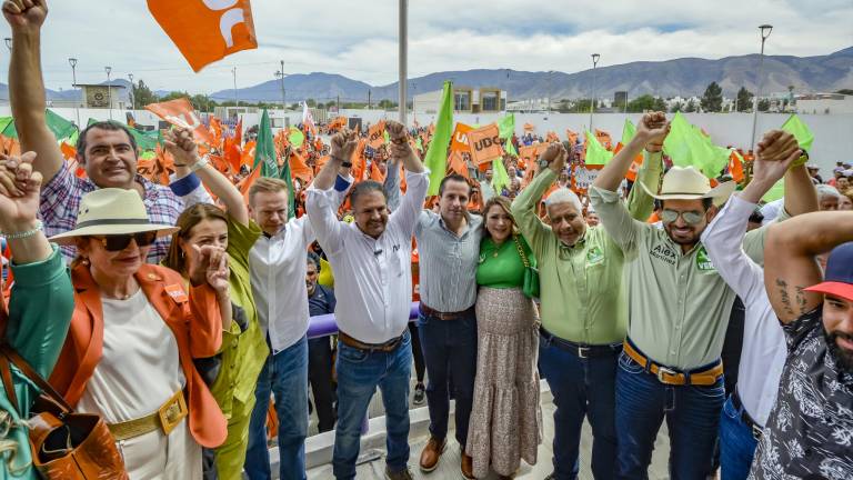 $!Evaristo Lenin Pérez Rivera en su registro como candidato a la gubernatura abanderando a la Unidad Democrática de Coahuila (UDC) y Partido Verde.