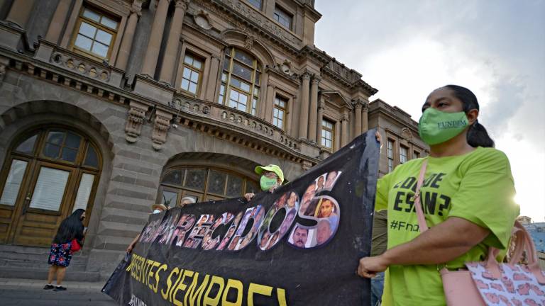 $!Madres de desaparecidos y familiares realizaron su marcha por la dignidad, el día de las madres, como un recordatorio de su exigencia de justicia ante las autoridades.