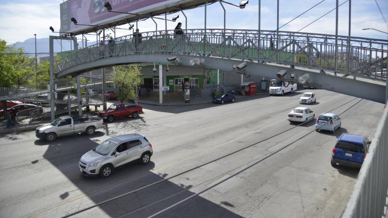 $!El puente de Emilio Carranza aunque es sorteado por muchos peatones sin discapacidad, los vecinos dicen que por esta vialidad también transitan personas con bastón o sillas de ruedas que no pueden subirlo