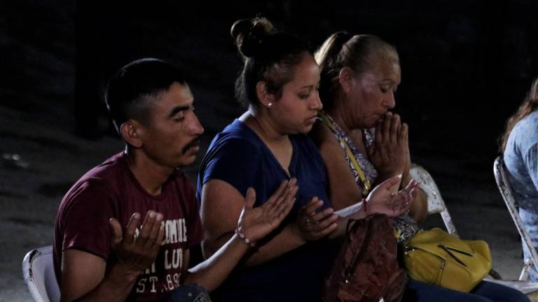 $!Los familiares piden por la seguridad y pronto rescate de sus mineros. Incluso han participado en ritos religiosos en las cercanías del pocito ubicado en Agujita.