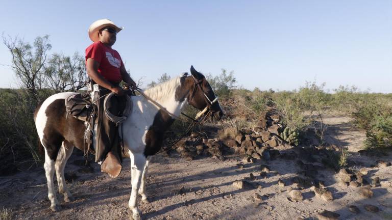 $!Para llegar a El Hondo fue necesario el apoyo de un lugareño, entrar por el ejido El Mezquite, tomar un camino de carretera de 10 kilómetros desierto adentro, y después otro tramo de 10 kilómetros.
