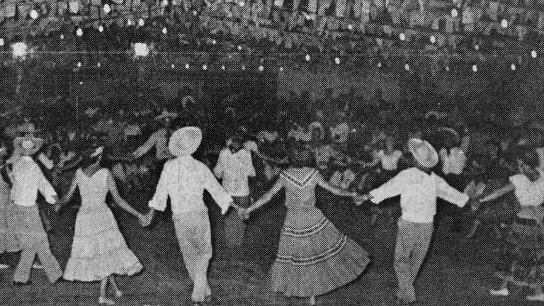 $!La enorme cantidad de asistentes a los bailes rancheros no impedía de forma alguna que todos se divirtieran y gozaran la velada. Aquí, la gente contempla la variedad ofrecida por la “Acuña”.